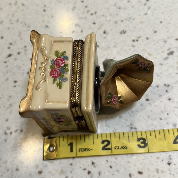 Gramophone porcelain record player trinket box embossed roses - Picture 11 of 12